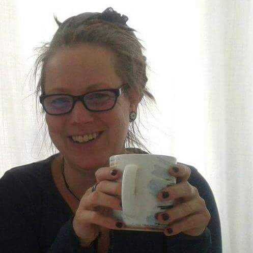 Bild der lächelnden Therapeutin Zita Linkenbach mit Brille und Kaffeetasse im Vordergrund